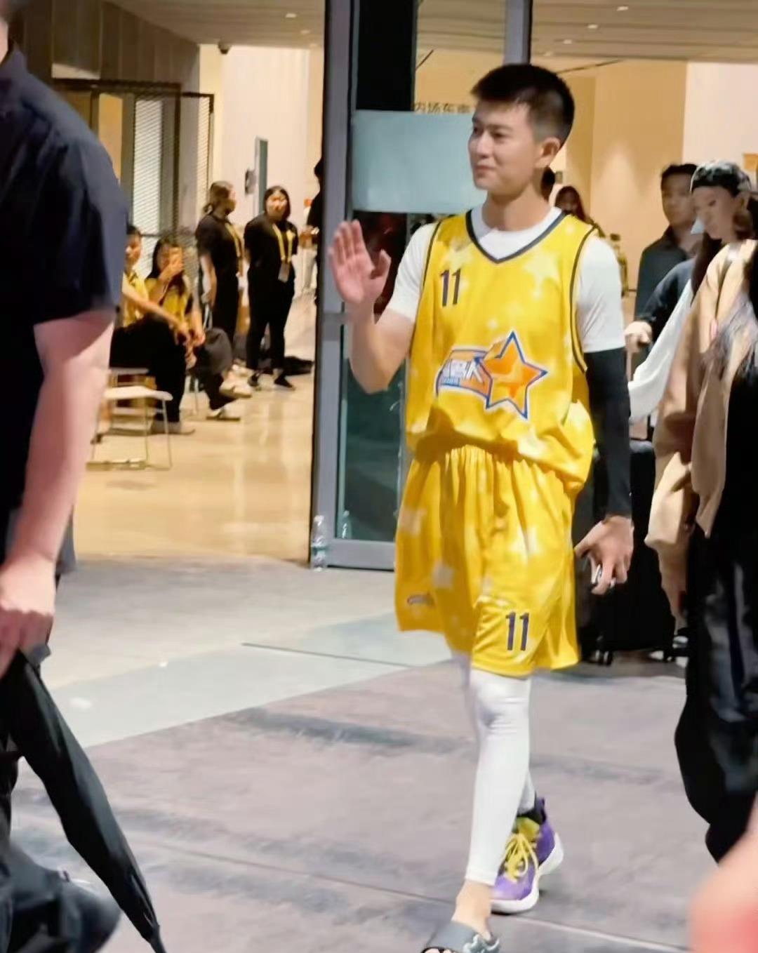 穿拖鞋离场, 险画面, img